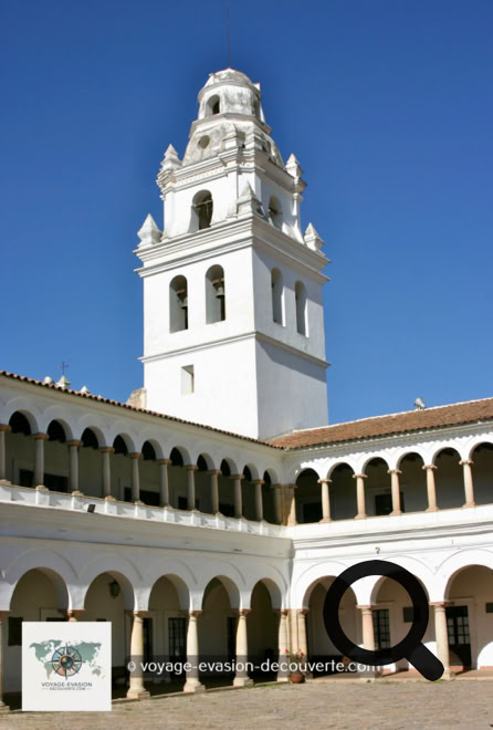 Fondé en 1795, il témoigne du pouvoir de l’église Catholique au sein de la société de l’époque. De style néoclassique, il a été en grande partie construit grâce à des pierres extraites des carrières du mont Churuquella. 