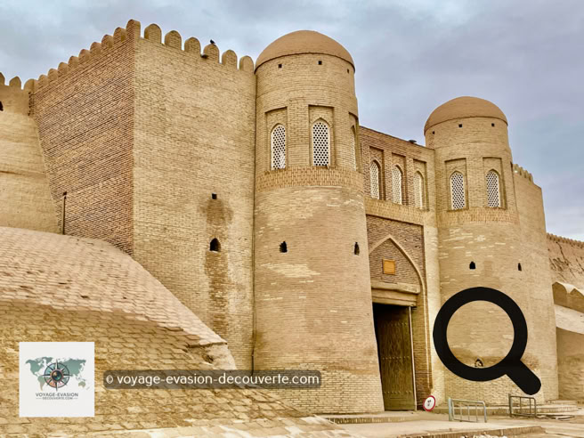 La forteresse Kounya Ark, littéralement “la vieille citadelle”, est le cœur historique de Khiva. Elle fut le centre du pouvoir politique du khanat pendant plus de trois siècles.
