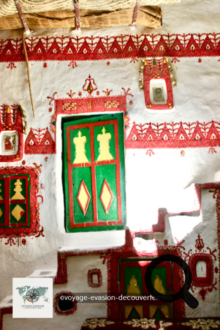Les maisons sont richement décorées de motifs rouge qui ressortent sur les murs blanchis par la chaux blanche.