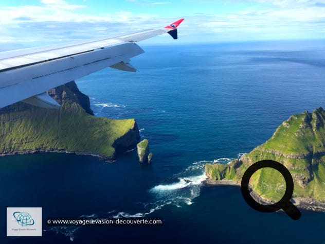 Lorsque vous arrivez en avion, le spectacle est saisissant. Par le hublot, apparaissent les îles aux crêtes dentelées et aux plaines verdoyantes qui se détachent du bleu profond de l'océan. Avant même de poser les pieds sur l'archipel, vous aurez un aperçu des splendeurs naturels que va vous offrir ce voyage.