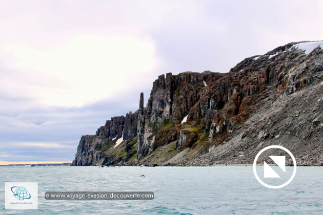 Située dans le détroit d'Hinlopen, sur l’île du Spitzberg, cette falaise longue de plusieurs kilomètres, semblable à une immense cathédrale de basalte, s’élève à plus de 200 m au-dessus de la mer.