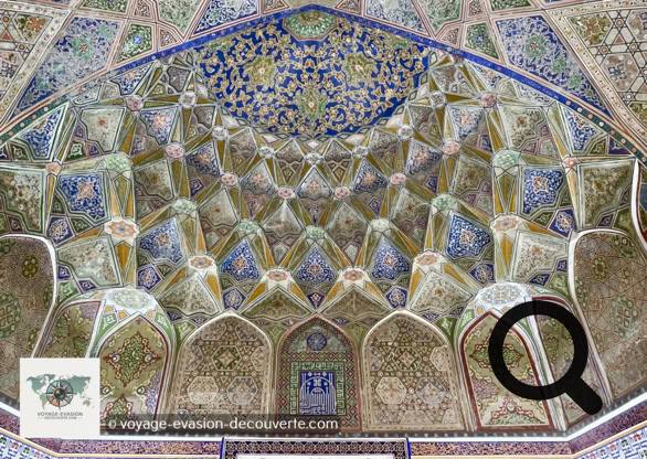 Située juste en face de la citadelle Ark, la mosquée Bolo Khaouz est l'un des monuments les plus élégants de Boukhara. Elle fut construite en 1712, à l'époque où l'émir priait encore ici avant de se rendre au palais. Son nom signifie “la mosquée du bassin”, en référence au grand réservoir d'eau (haouz) qui s'étend juste devant elle et qui  reflète à merveille sa silhouette.