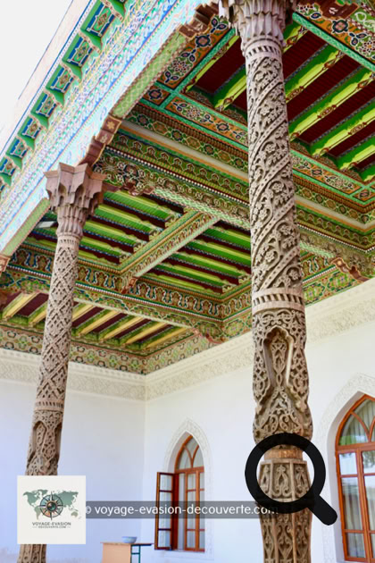 La mosquée Jami est sans doute l'un des plus beaux exemples d'architecture religieuse de Kokand. Construite à la fin du XVIIIᵉ siècle sous le règne de Khan Omar, elle occupe une vaste esplanade au cœur de la ville.