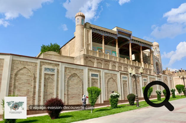 Perchée sur une colline dominant Samarcande, face au mausolée de Tamerlan, la mosquée Hazrat Khizr offre l'un des plus beaux panoramas de la ville.