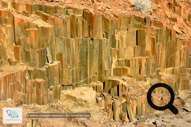 Pas très loin, se trouvent les Organ Pipes, les Tuyaux d’Orgue, situés près du petit inselberg de Burnt Mountain, à l’Ouest de la ville de Khorixas. Il s'agit d'une formation rocheuse qui comprend un groupe de basaltes cylindriques qui ressemblent à des tuyaux d'orgue.