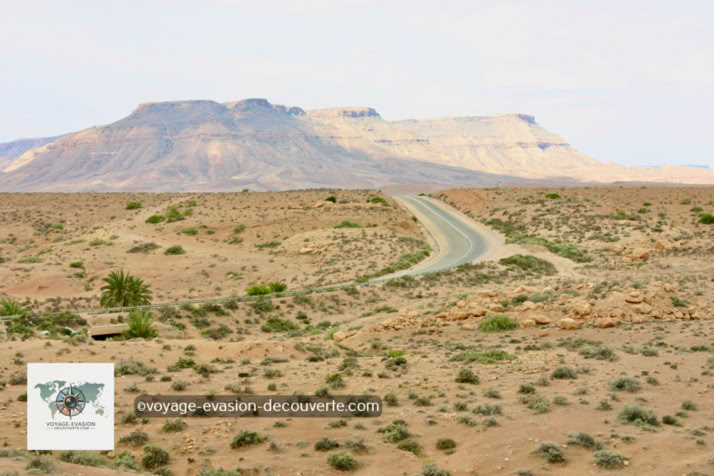 Nous avons repris la route en passant dans la région montagneuse  aride de Nefoussa, le pays des bergères. 
