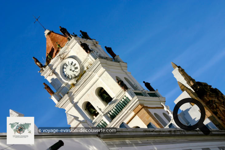 La cathédrale de Sucre est située sur la place 25 de Mayo. C’est un superbe édifice mélangeant les styles renaissance et baroque métis. Sa construction débuta en 1551 et se termina en 1712 en suivant l’évolution des styles. 
