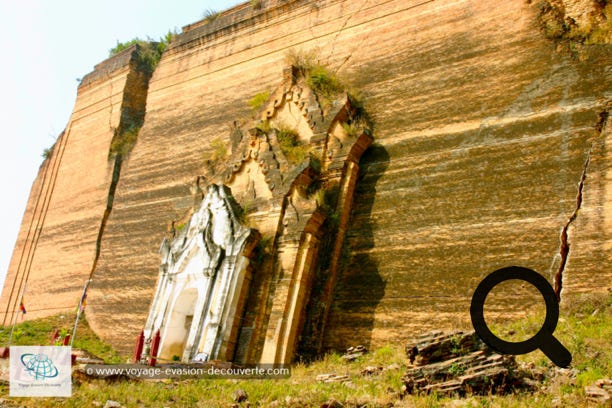 Les ruines sont les restes d'un projet de construction massif commencé par le roi Bodawpaya en 1790 qui a été intentionnellement laissé inachevé. Bodawpaya a utilisé des milliers de prisonniers de guerre de ses campagnes expansionnistes et des esclaves travaillant à la construction du stupa. L’édification de ce monumental stûpa a également été considéré comme ayant un trop lourd tribut sur la population et l'État. Une prophétie aurait été créée pour arrêter le projet.