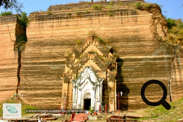 Les ruines sont les restes d'un projet de construction massif commencé par le roi Bodawpaya en 1790 qui a été intentionnellement laissé inachevé. Bodawpaya a utilisé des milliers de prisonniers de guerre de ses campagnes expansionnistes et des esclaves travaillant à la construction du stupa. L’édification de ce monumental stûpa a également été considéré comme ayant un trop lourd tribut sur la population et l'État. Une prophétie aurait été créée pour arrêter le projet.