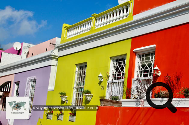 Bo-Kaap est aujourd'hui l'un des quartiers les plus pittoresques de la métropole du Cap en raison de la persistance de nombreuses ruelles pavées, de maisons peintes de couleurs pastel et de mosquées dont l'architecture rappelle celle de l'Asie du Sud-Est.