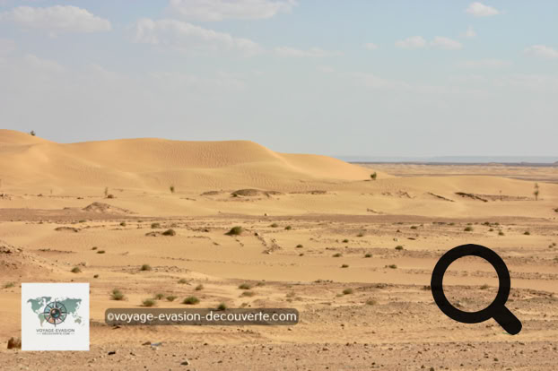 Le lendemain, tôt dans la matinée, nous prenons la route à travers le Sahara Libyen en direction de Ghadamès pour 4h de traversée avec un petit arrêt aux ruines de Sinawin.