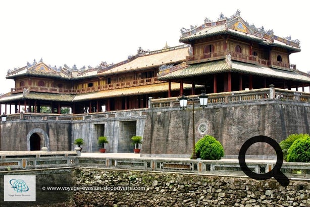 Nous sommes partis commencer  notre exploration à la Citadelle Impériale Kinh Thành. L’entrée Ngo Mon, la porte du Midi, est l’unique porte d’entrée de l’enceinte impériale. La visite est vraiment très agréable, le lieu est magnifique et paisible. Vous découvrez au détours d’un jardin, des palais ou des pavillons  superbement sobres ou joliment décorés.  Le mieux est de flâner au grès de vos envies et prendre son temps pour ne rien louper.