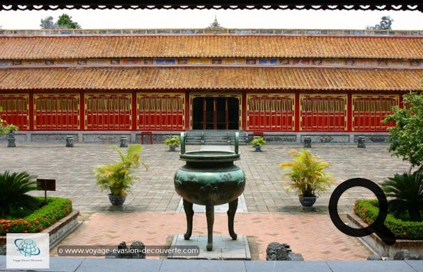 Nous sommes partis commencer  notre exploration à la Citadelle Impériale Kinh Thành. L’entrée Ngo Mon, la porte du Midi, est l’unique porte d’entrée de l’enceinte impériale. La visite est vraiment très agréable, le lieu est magnifique et paisible. Vous découvrez au détours d’un jardin, des palais ou des pavillons  superbement sobres ou joliment décorés.  