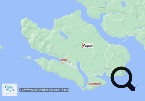 C'est la troisième île par sa taille, 176 km², derrière Streymoy et Eysturoy.  Elle est divisée en deux communes, Sørvágs à l'Ouest et Vága à l'Est. On y trouve six villages, les plus grands étant Miðvágur, Sandavágur et Sørvágur et les plus modestes (moins de 100 habitants) Gásadalur, Bøur et Vatnsoyrar.  Il y a aussi deux lacs dont le fameux lac Sørvágsvatn que l'on voit dans beaucoup de reportages. 