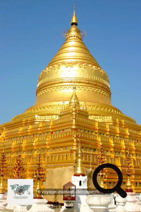 Cette impressionnante pagode aurait été construite à partir de 1059 par le roi Anawrahta pour abriter un os de la mâchoire et une dent du Bouddha qu'il avait obtenus à l'issue de sa campagne contre le Royaume de Dali, dans l'actuel Yunnan. Il fut achevé sous le règne de son fils Kyanzittha, en 1102. 