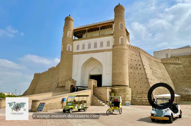 Dominant la vieille ville de Boukhara, la citadelle Ark se dresse fièrement sur une colline artificielle, comme un  symbole de puissance et de résistance. Véritable forteresse royale, elle fut pendant plus de dix siècles le cœur politique et religieux de la ville, abritant les émirs, leurs familles, leurs gardes et tout un petit monde de serviteurs, de scribes et de soldats.