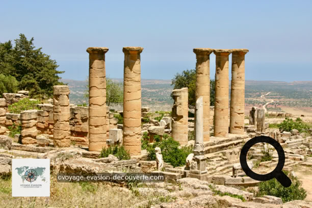 Cyrène, joyau de la Cyrénaïque, fut fondée par des colons grecs venus de Théra (l’actuelle Santorin) sur les  conseils de l’oracle de Delphes. C’était la plus ancienne et la plus importante des cinq colonies grecques de la région, déjà habitée par les anciens Libyens.