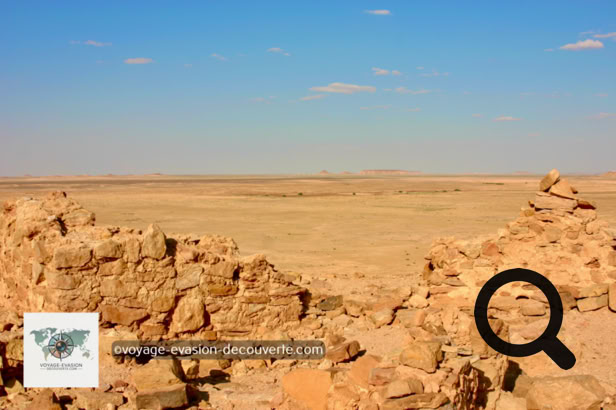 Le jour suivant, nous repartir en direction de Nalut avec arrêt photos en traversant le désert de Hamada al Hamra. Notre destination était Kabaw. 
