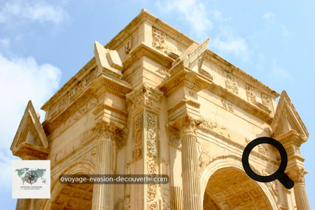 La cité antique de Leptis Magna aurait été fondée par les Phéniciens, même si les premières traces d’occupation remontent au VIIᵉ siècle avant J.-C.. Embellie et agrandie par Septime Sévère, enfant du pays devenu empereur de Rome, elle fut l’une des plus brillantes métropoles de l’Empire romain.