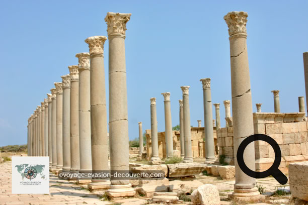 La cité antique de Leptis Magna aurait été fondée par les Phéniciens, même si les premières traces d’occupation remontent au VIIᵉ siècle avant J.-C.. Embellie et agrandie par Septime Sévère, enfant du pays devenu empereur de Rome, elle fut l’une des plus brillantes métropoles de l’Empire romain.