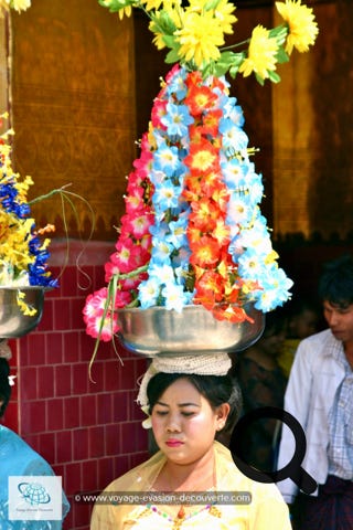 C’est l’un des temples les plus vénérés au Myanmar. Ce jour là, il y avait vraiment une effervescence dans ce temple. Des cortèges de femmes joliment vêtues portaient des bouquets de fleurs pour faire des offrandes, des familles avec leurs enfants venaient prier et sentir la présence compatissante de Bouddha. Des moines en procession se dirigeaient aussi vers ce lieu sacré pour venir se recueillir et méditer. 