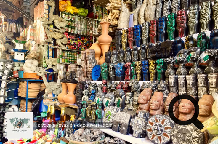 C’est un lieu incontournable de vente d'objets rituels et de pratique de rites magiques de la culture aymarane. Les Aymaras conservent des croyances ancestrales et vénèrent la déesse de la terre, la Pachamama, et aussi le Soleil et de nombreuses autres divinités. 