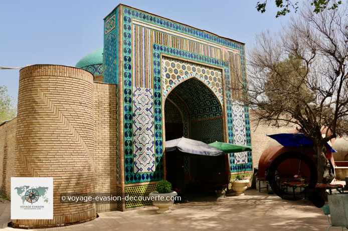 C'est l'un des monuments les plus émouvants de Kokand. Son nom signifie littéralement « la mère du khan », car il fut érigé en hommage à la mère du khan Madali, au XIXᵉ siècle.