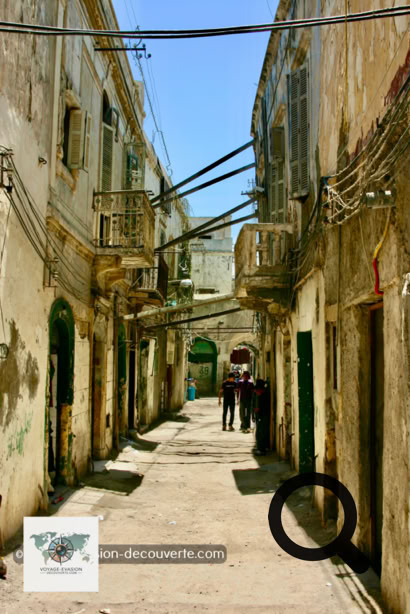 Tripoli est une ville surprenante, à la fois authentique et contrastée. Sa vieille ville fortifiée, posée sur son îlot, offre un enchevêtrement de ruelles animées, de portes sculptées et d’arcs blanchis par le soleil.