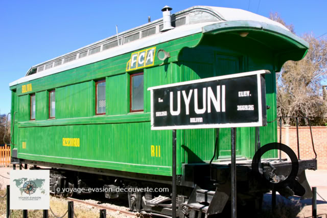 Uyuni est une ville du département de Potosí, située à proximité du salar d'Uyuni, à une altitude de 3 670 m et se trouve à la jonction d'un plateau étendu à l’Ouest et de territoires montagneux de la Cordillère plus à l’Est.