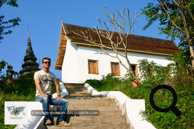 Il se trouve de l’autre côté du Mékong. Nous avons pris un petit bateau privé pour nous faire traverser (1$ par personne pour un aller et idem pour le retour). Possibilité de prendre le ferry pour 0,5$ par personne aller et idem pour le retour. 