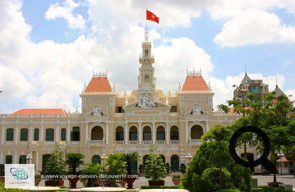 Nommée couramment et usuellement Saïgon, cette métropole se trouve sur les rives de la rivière de Saïgon à proximité du delta du Mékong. Chaleureuse et enfiévrée, elle est en perpétuelle mutation, mariant avec succès les souvenirs de son histoire coloniale et le modernisme de la plus grande ville du Viêt Nam. 