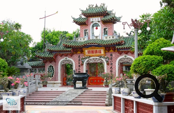 Inscrite au patrimoine mondial de l’UNESCO, cette vieille ville de Hội An demeure un exemple exceptionnellement bien préservé où se mélangent différentes cultures asiatiques et françaises. Cette fusion se retrouve dans l’architecture originale des temples, des maisons et des ponts.  