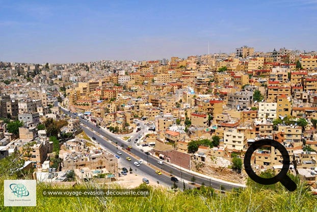 Capital de la Jordanie, Amman à l'époque romaine, elle était appelée Philadelphia et apparaît dans la Bible sous le nom de Rhabbat Ammon. Elle est d'ailleurs l'une des plus vieilles villes du monde à être toujours habitée. C’est la plus grande ville de Jordanie.   