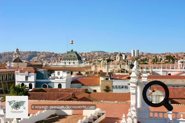 Depuis sa terrasse, au milieu des coupoles recouvertes de tuiles coloniales et des tours décorées avec l’argent extrait des mines de Potosi, on peut apprécier un splendide panorama sur la ville et ses multiples églises. 