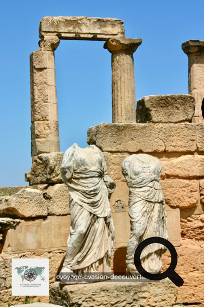 Cyrène, joyau de la Cyrénaïque, fut fondée par des colons grecs venus de Théra (l’actuelle Santorin) sur les  conseils de l’oracle de Delphes. C’était la plus ancienne et la plus importante des cinq colonies grecques de la région, déjà habitée par les anciens Libyens.