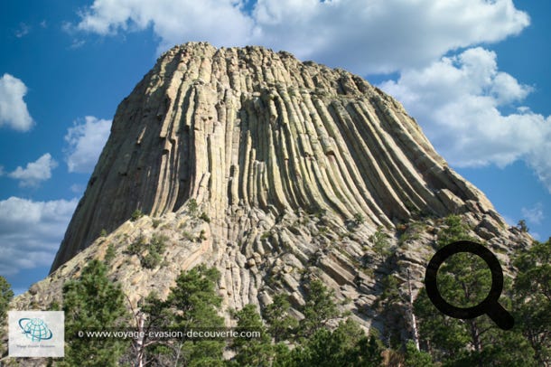 C’est un relief volcanique qui forme un monolithe naturel situé dans le parc Devils Tower National Monument. Sa hauteur est de 386 m au-dessus des terres environnantes et son sommet atteint 1 558 m d'altitude. La moitié supérieure du relief est constituée de très nombreux prismes phonolitiques, réguliers, d’environ 4 m de largeur pour 150 m de hauteur.  