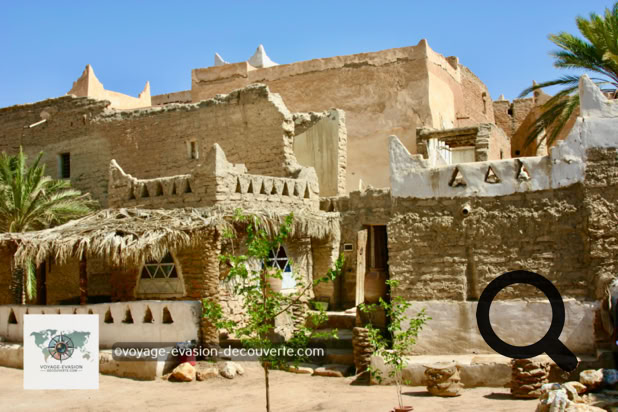 Une des premières villes fortifiées du Sahara, son architecture est conçue pour résister au climat extrême du désert. Cette oasis se situe à la frontière de la Tunisie et de l’Algérie.