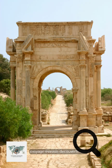 La cité antique de Leptis Magna aurait été fondée par les Phéniciens, même si les premières traces d’occupation remontent au VIIᵉ siècle avant J.-C.. Embellie et agrandie par Septime Sévère, enfant du pays devenu empereur de Rome, elle fut l’une des plus brillantes métropoles de l’Empire romain.