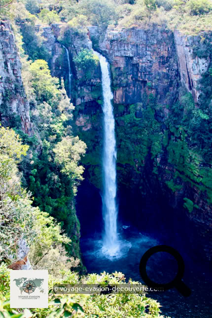 Entre Sabie et Graskop dans le Highveld, vous pourrez faire une halte aux Mac Mac Falls, une chute  majestueuse plongeant de 56 m de haut dans des gorges bordées de fougères et de forêts.