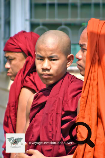 C’est l’un des temples les plus vénérés au Myanmar. Ce jour là, il y avait vraiment une effervescence dans ce temple. Des cortèges de femmes joliment vêtues portaient des bouquets de fleurs pour faire des offrandes, des familles avec leurs enfants venaient prier et sentir la présence compatissante de Bouddha. Des moines en procession se dirigeaient aussi vers ce lieu sacré pour venir se recueillir et méditer. 