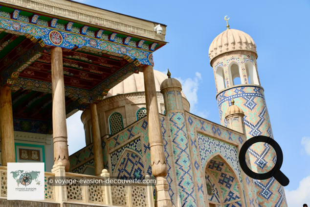 Perchée sur une colline dominant Samarcande, face au mausolée de Tamerlan, la mosquée Hazrat Khizr offre l'un des plus beaux panoramas de la ville.