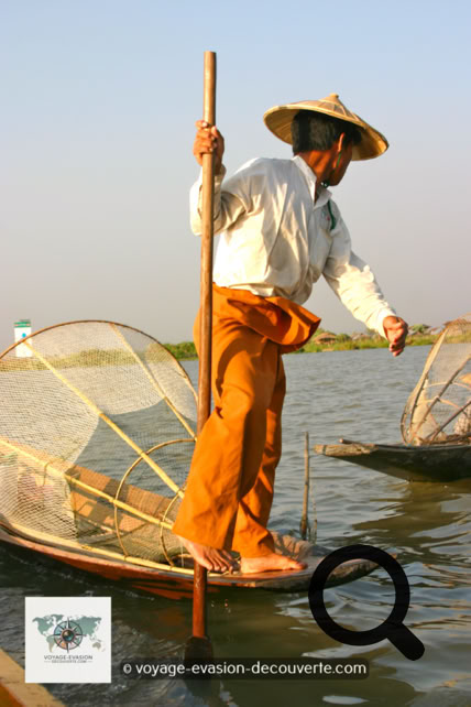 Les pêcheurs Intha rament d'une façon unique, debout sur une jambe à la poupe et l'autre enroulée autour de la godille.
