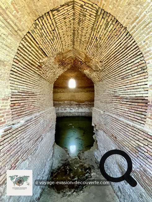 Juste à côté du caravansérail se trouve un étonnant ouvrage : la Sardoba, un immense réservoir d'eau circulaire construit à la même époque.