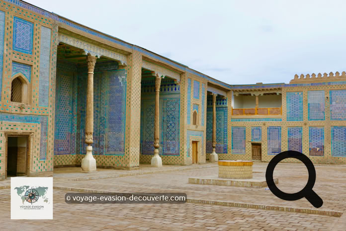 Le Tach Khaouli, littéralement « palais de pierre », est sans doute le monument le plus somptueux de Khiva. Construit au XIXᵉ siècle par le khan Allakouli, il devait surpasser en beauté toutes les résidences royales du pays.