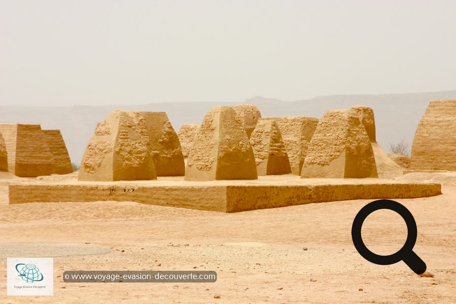 Sur les 132 tombes de ce site, la plupart effondrées, une trentaine ont été rénovées. Les morts étaient enterrés verticalement dans une chambre funéraire ou un tumulus, autour desquels des maçons ont reconstruit des murs de forme pyramidale, d’une superficie de 3 à 3,5 m² au sol et de 3,5 m de côté, sur la hauteur. 