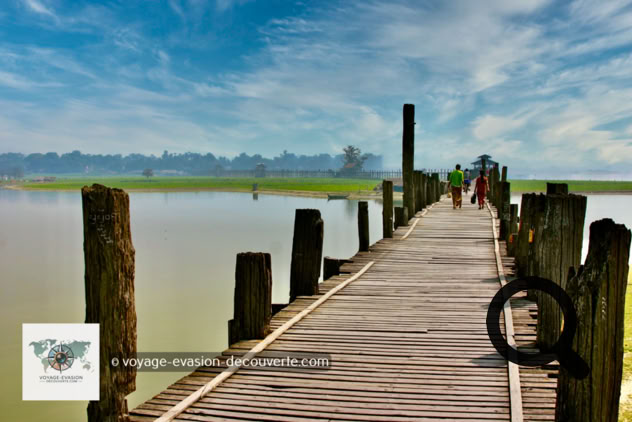 Monument le plus célèbre d'Amarapura, ce pont a été construit par le maire U Bein avec des colonnes de teck abandonnées lors du transfert de la capitale à Mandalay. Il traverse le lac Taungthaman sur 1,2 km pour aboutir près du Kyautawgyi Paya, ce qui en fait le plus long pont de teck du monde avec ses  1 060 piliers.