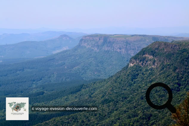 C’est un point d'observation qui surplombe le pittoresque Lowveld d'Afrique du Sud, une vaste région subtropicale parsemée de cascades, de falaises et de forêts. Le point de vue est magnifique, vous arriverez sur la petite plate-forme construite au bord de l'escarpement, à environ 700 mètres au-dessus de la vallée.