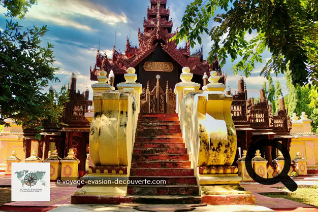 Situé à Mandalay, le monastère a été fondé en 1895 par des marchands chinois. Construit sur pilotis, il repose sur une imposante forêt de colonnes en rondins de teck. Sa toiture et sa devanture sont finement décorés de superbes sculptures en teck. Le hall principal a un toit de pagode à trois niveaux, le pavillon attenant est couronné d'une pagode à cinq niveaux avec un Hti.
