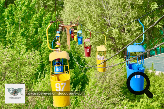 La partie la plus vaste du parc est aujourd’hui occupée par des attractions foraines : manèges, stands de tir, grande roue etc... On y retrouve une ambiance très rétro et bon enfant, presque hors du temps, où les familles viennent flâner.