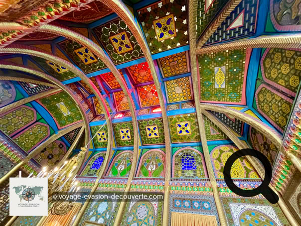 Au milieu d'un vaste jardin planté d'arbres fruitiers, se dresse le Sitora-i-Mokhi Khossa, littéralement « le Palais de l’étoile et de la lune ». Résidence d'été des derniers émirs de Boukhara, ce palais somptueux fut construit à la fin du XIXᵉ siècle, sous le règne de l’émir Mirza Alim Khan.